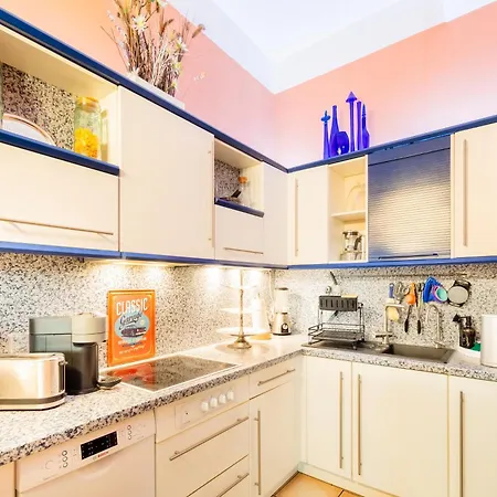 Quit And Designer Loft With Elevator Apartment