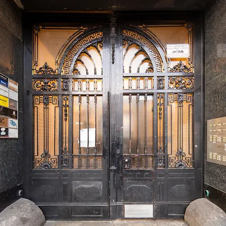 Quit And Designer Loft With Elevator شقة